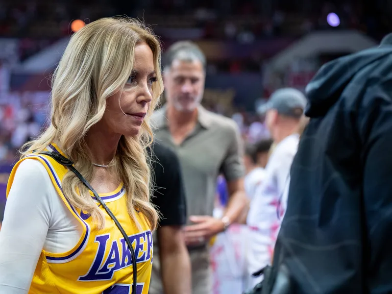 Venta de los Lakers: Jeanie Buss demanda a sus hermanos y hermana