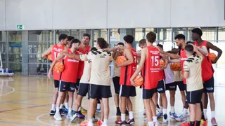 El primer partido amistoso de equipos profesionales en España… ¡En la calle!