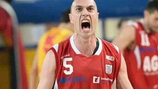 Vincenzo Esposito (44 años) se vuelve a vestir de corto para ayudar al equipo que entrena