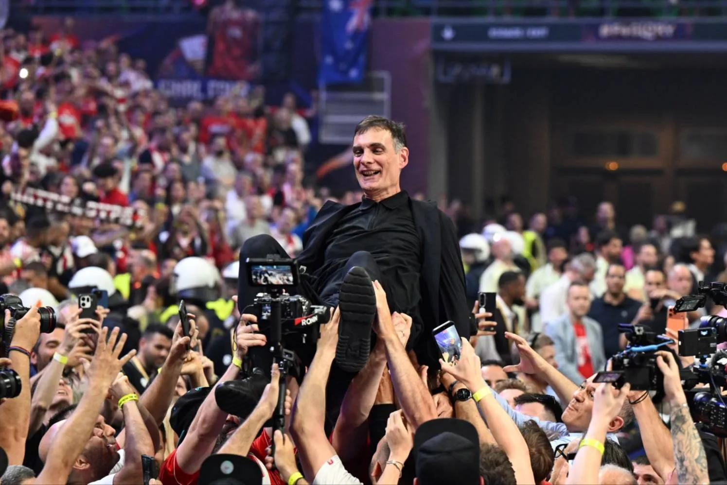 Bartzokas celebrando el t&iacute;tulo de Euroliga 2025 - 2026 con Olympiacos
