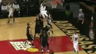 Victor Dukes, un jugador de high school, protagoniza el mate del año