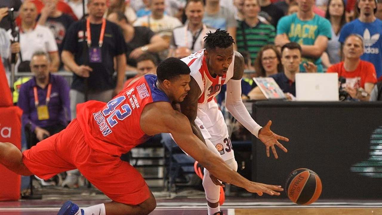 Kyle Hines vuelve a ganar el trofeo al mejor defensor de la Euroliga