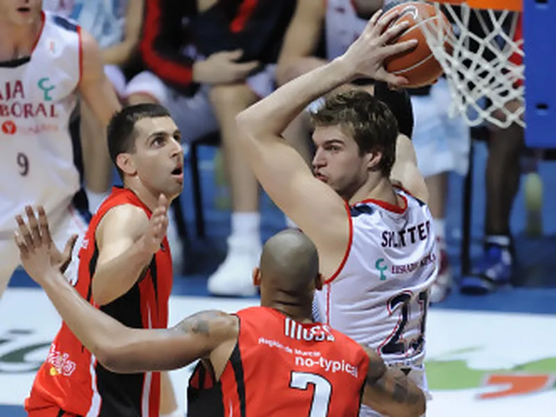 Tres minutos le bastan al Caja Laboral para conseguir su decimoquinta victoria en ACB