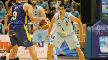 Àlex Llorca renueva su compromiso con el Cafés Candelas Breogán