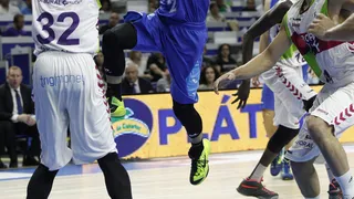Los Baby-Estudiantes liderados por Salgado pasan por encima de un abúlico Laboral Kutxa