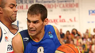 Tyson Chandler confirma que se va a Toronto en el mismo trade que enviaría a José Manuel Calderón a los Bobcats. Los Spurs presentan a Tiago Splitter