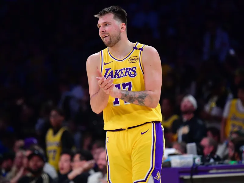 Lakers en alerta: Doncic podría perderse también la segunda ronda de los playoffs
