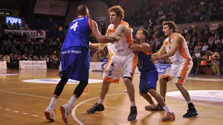 Navarra sorprende a Coruña. Ortega, Romero y Otegi conducen sus equipos al triunfo