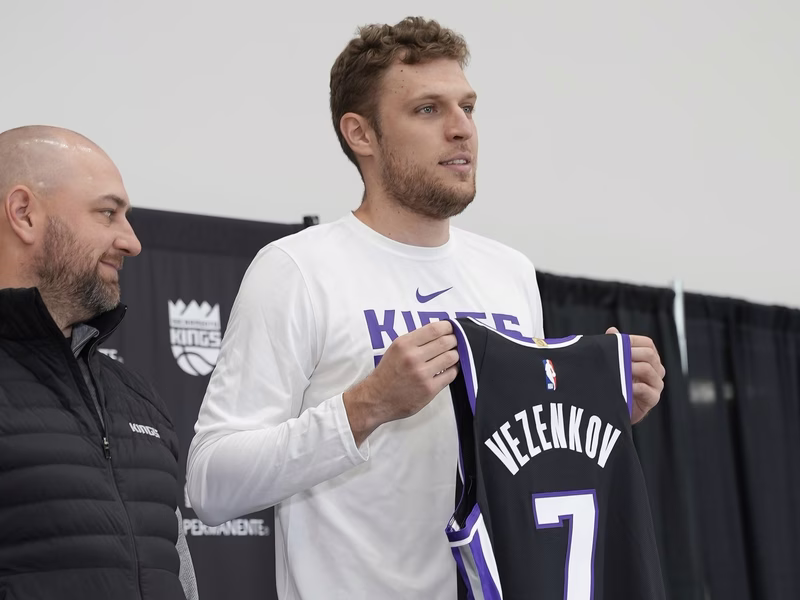OFICIAL: Vezenkov es presentado por los Kings y deja esta curiosa reflexión