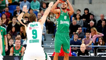 Hanga lidera a un intenso Baskonia en la paliza al Darussafaka Dogus (73-52)