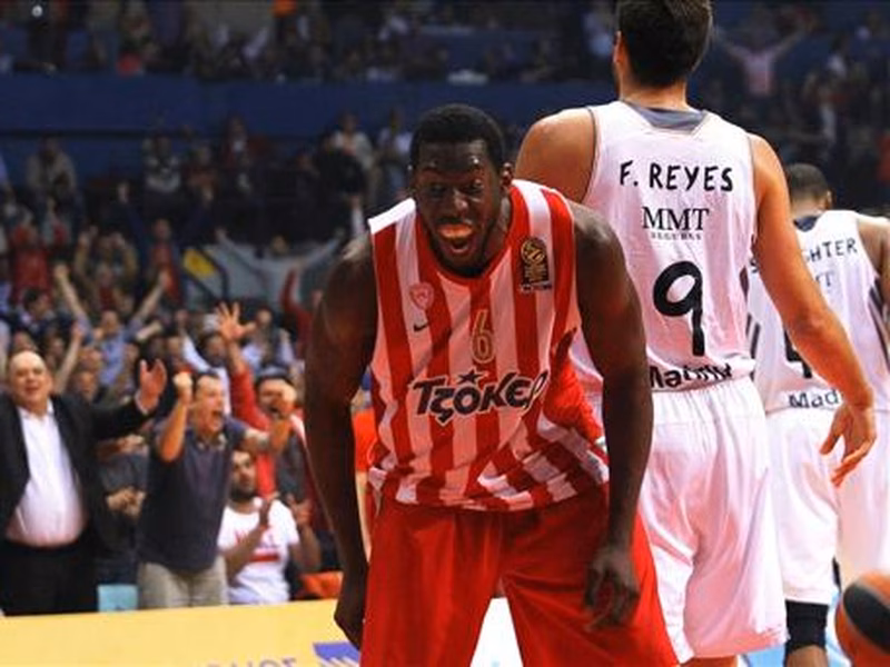 El muro del Pireo: Bryant Dunston repite como Mejor Defensor de la Euroliga