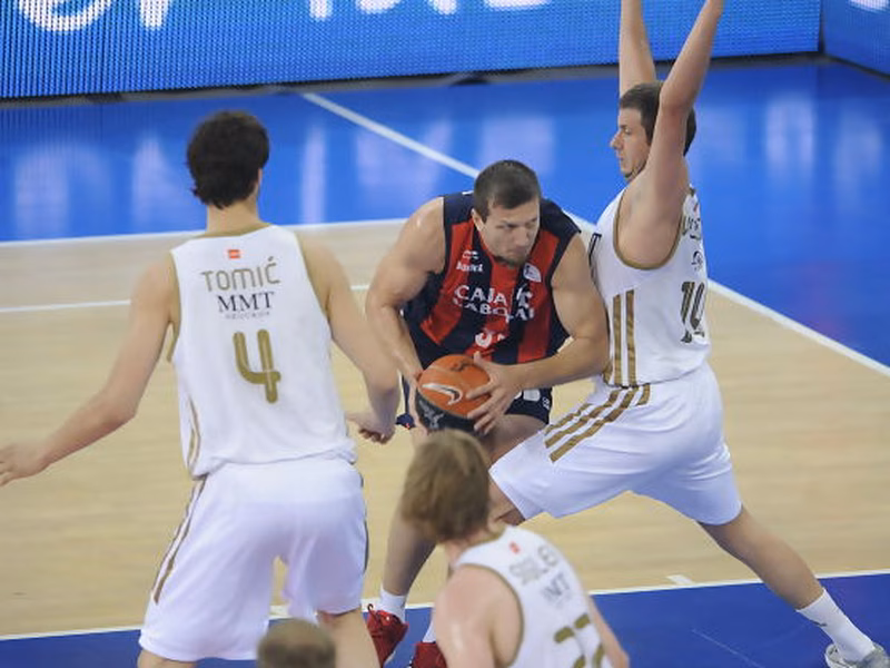 Caja Laboral vence al Real Madrid en un soberbio partido no apto para cardiacos (82-79)