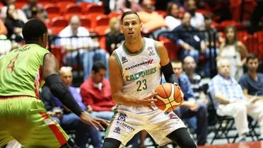 Carl English se exhibe con 35 puntos y le quita el liderato a los Piratas de Gerald Fitch