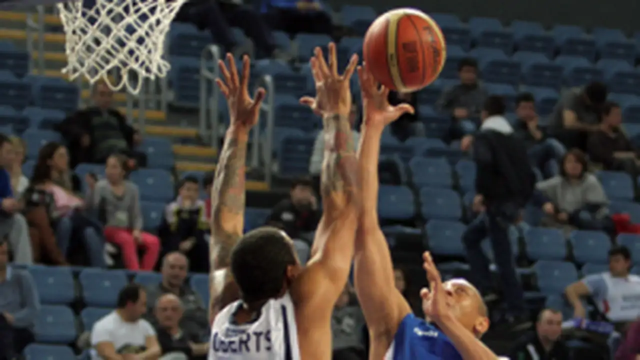 Liga Turca (J22): La derrota de Efes Pilsen en casa ante Mersin le cuesta el puesto a Perasovic. Preldzic, triple-doble. Espectáculo en Karsiyaka