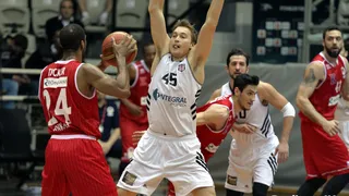 La explosión de Ryan Broekhoff y canasta ganadora de Bobby Dixon para Karsiyaka