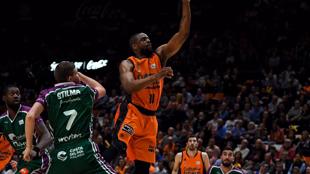 Valencia Basket hurga en la herida de Unicaja (96-57)