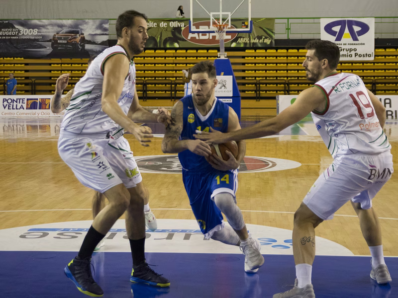 Palma vence en un polémico partido ante COB. Barça, imparable con Peña