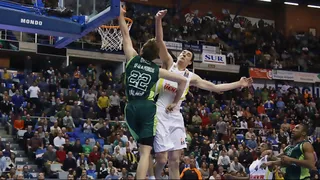 Dragic endosa al Fenerbahçe la tercera derrota. Mucho Milán para el Baskonia