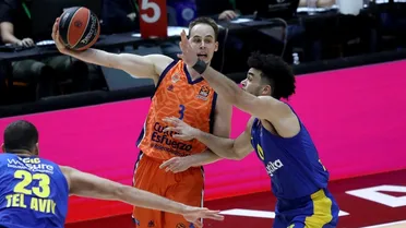 Valencia recurre a la épica, remonta a Maccabi y firma el sexto triunfo (82-80)