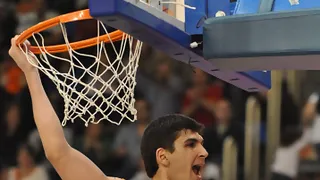 Batista detiene la marcha del Estudiantes, consigue el MVP y pone al Fuenla lejos del descenso