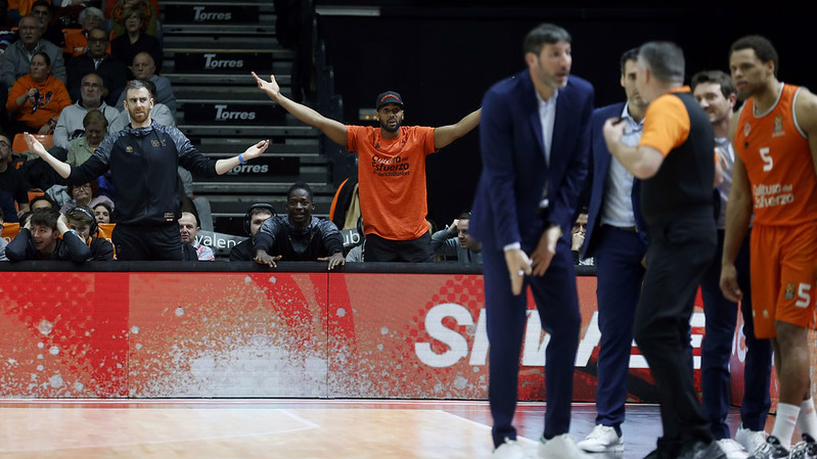 Olympiacos y una maldición ‘taronja’: Expulsión, carencias y posible lesión grave
