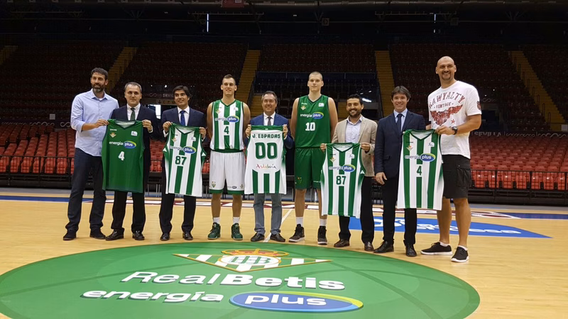 Proyecto Real Betis Energía Plus 2016/2017: Un poco de césped para el parqué