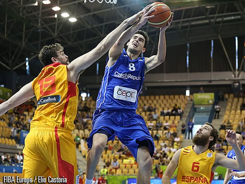 España somete a República Checa desde la defensa y recupera la chispa Rudy-Ricky (60-39)
