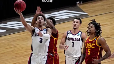 NCAA MM: ORU eliminado por Arkansas sobre la bocina; UCLA llega a la Final Four