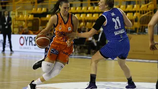 Raquel Carrera vuelve a sentenciar y Valencia Basket se lleva el primer duelo (64-67)