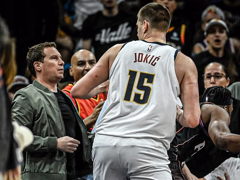 Nikola Jokic y su altercado con el dueño de los Suns: “tendría que ser expulsado”