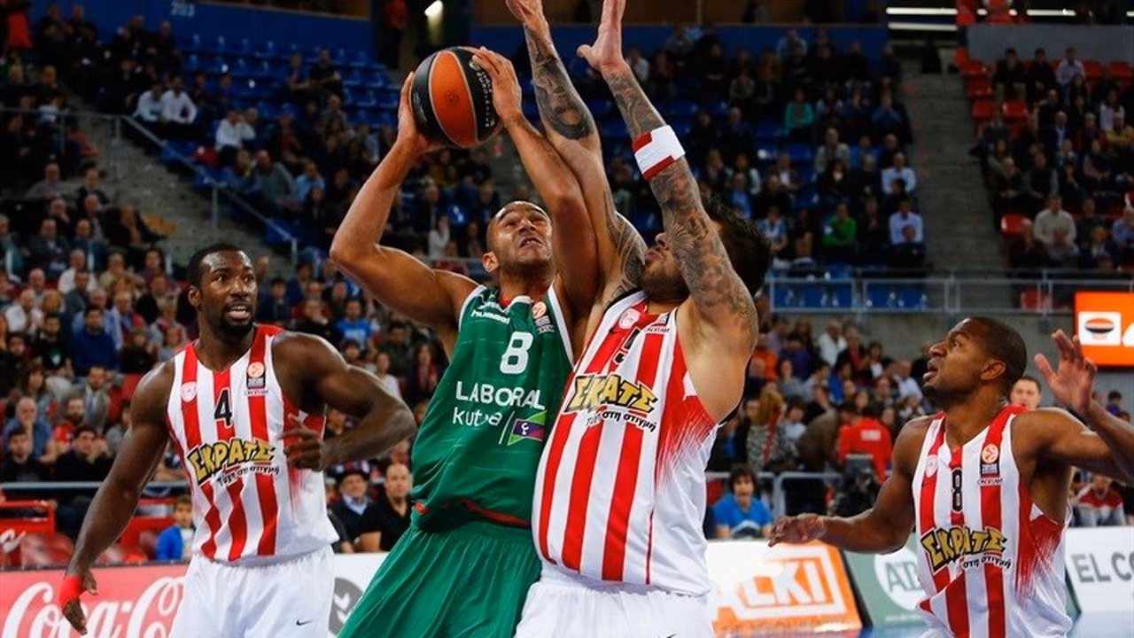 Bourousis vuelve a dominar en una titánica baskonista frente al Olympiacos (96-89)
