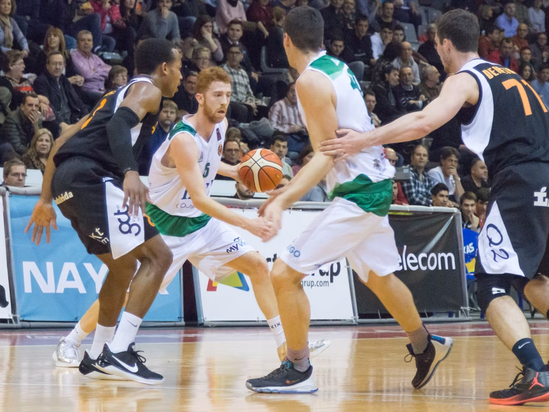 Palencia, líder en una noche de prórrogas. Burgos y Oviedo, caen. Vega, MVP