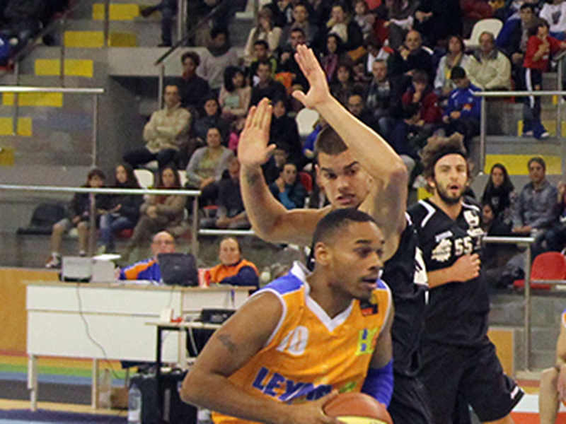 Pleno de triunfos locales. Andorra más líder; Castro, MVP en la victoria de Coruña