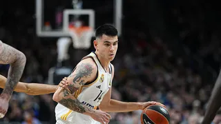 El canastón de Deck sobre la bocina para silenciar Kaunas