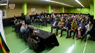 Los accionistas de la Penya deciden no disolver el club pero aún queda mucho camino