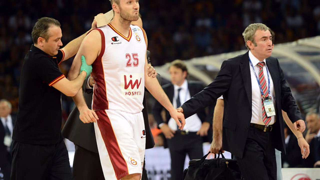 Un triple de Arslan deja a Galatasaray a un paso del título. Macvan da el susto