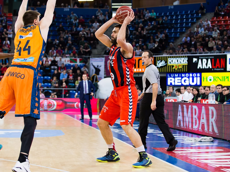 Unicaja se refuerza con Dani Díez y Jackson; Valencia, con San Emeterio