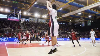 Carlos Suárez culmina ‘in extremis’ la remontada de Unicaja (81-82)