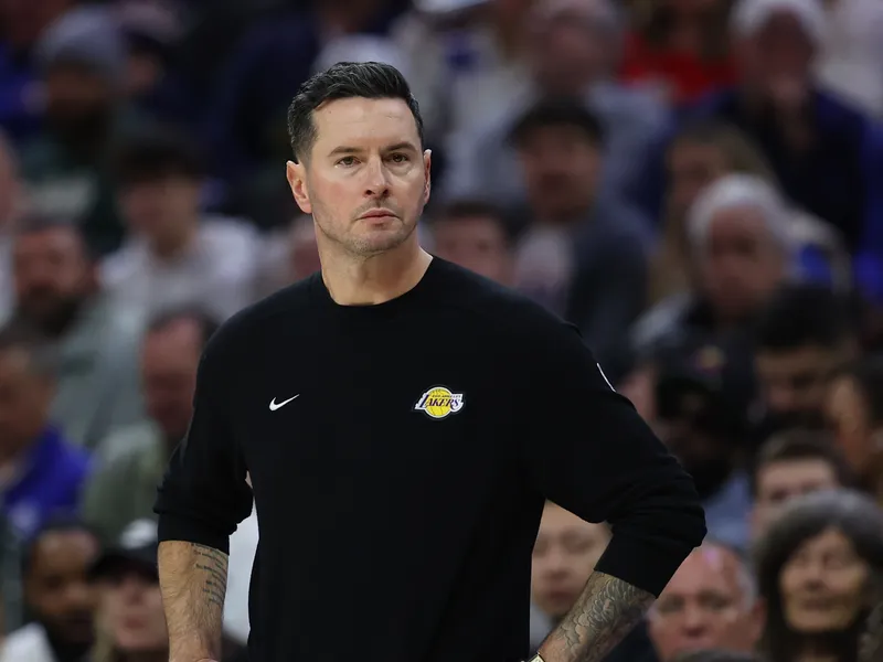 ¿Quién sale? Nueva incorporación obliga a Lakers a dejar libre a un jugador