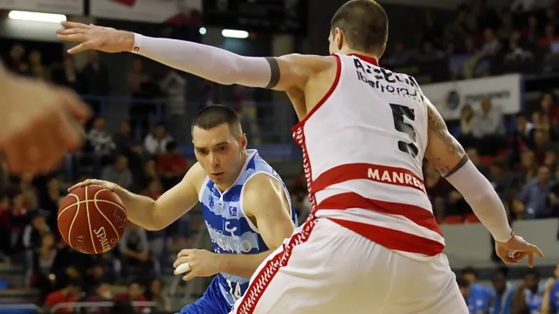 El Lagun Aro GBC se estrena en un final de <i>thriller</i> y hunde un poco más al Assignia Manresa