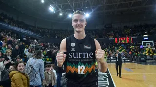 Hakanson enciende al Miribilla para tumbar al Gran Canaria (76-72)