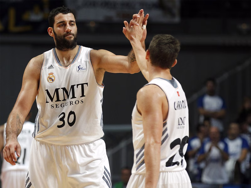 Severo correctivo blanco; Milán se rehace y Olympiacos gana el duelo del día