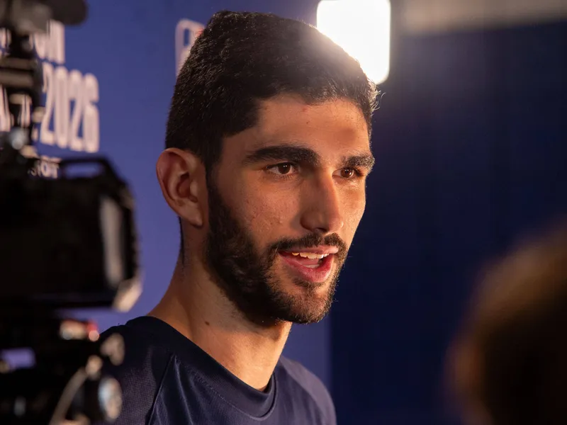 Santi Aldama comienza con cautela su aventura con los Mavericks