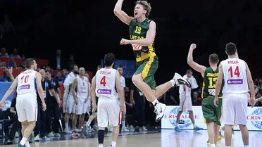 Valanciunas y Kuzminskas ayudan a Lituania a derrotar a la todopoderosa Serbia (64-67)