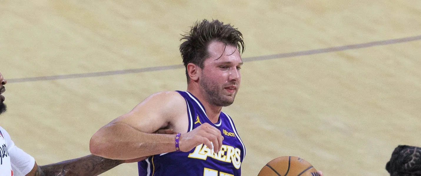 Luka Doncic anota 52 puntos y los Lakers siguen invictos en Utah