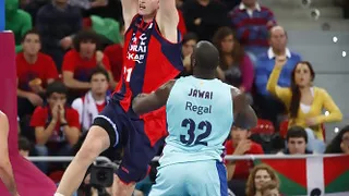 Caja Laboral resurge de sus cenizas y vence a un Barça Regal al que deja con un balance de 3-3 (80-69)