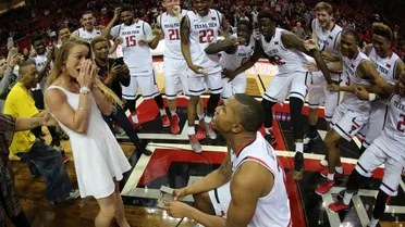 Toddrick Gotcher (Texas Tech) le pide matrimonio a su novia en la Senior Night (VIDEO)