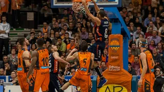 Laboral Kutxa aligera plantilla: Hanga, cedido a Avellino; Van Oostrum, a la Cibona