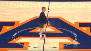 Un estudiante de Auburn gana una beca al anotar “a cuchara” desde medio campo (Video)