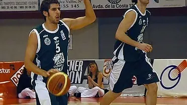 Palencia Baloncesto encuentra un gran refuerzo en el base de Obradoiro Adrián Fuentes y Ourense renueva el contrato de J.M. Coego